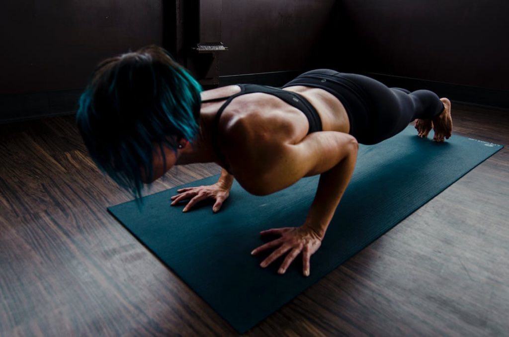 woman doing calisthenics