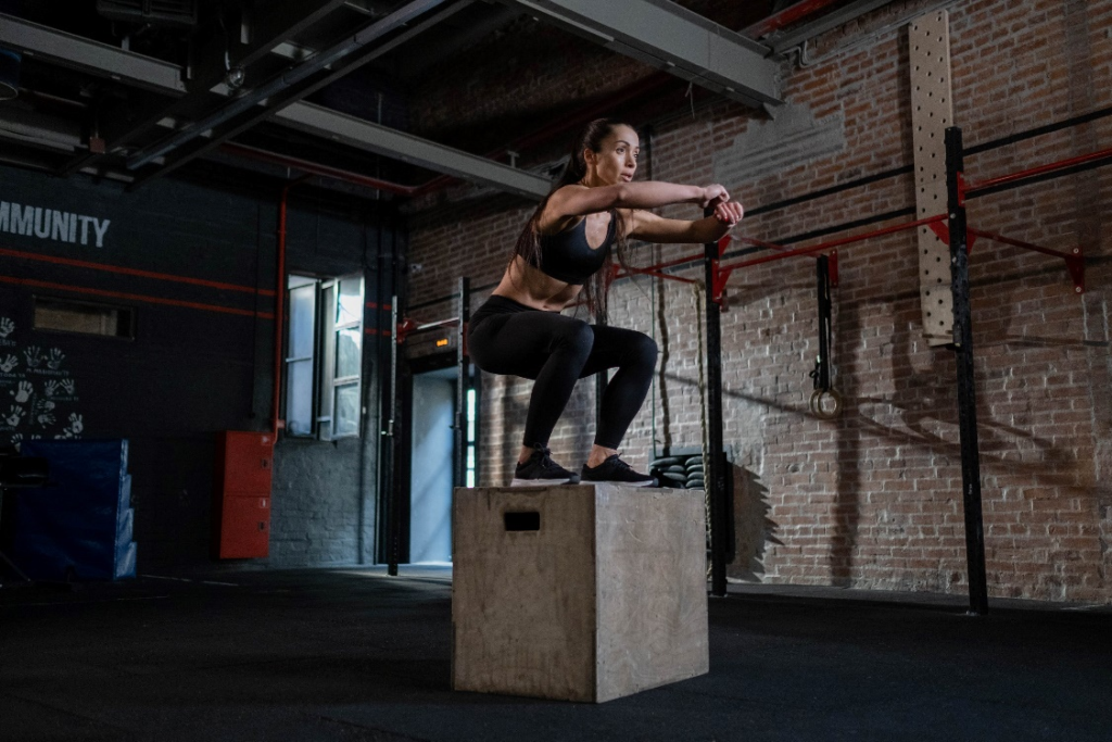 woman doing a box jump for her calisthenics exercise